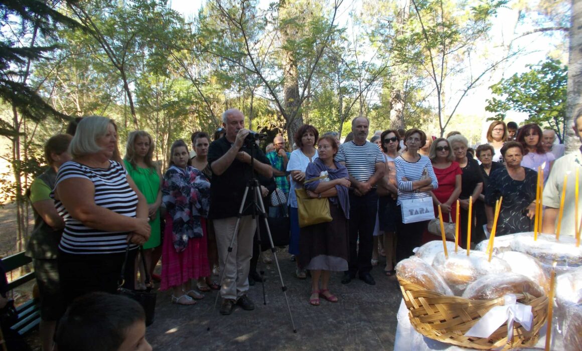 9/8/2014 Εθελοντική δράση για την φροντίδα και την περιποίηση του ιερού ναού του παλιού Αγίου Κοσμά εν όψει της Θείας Λειτουργίας